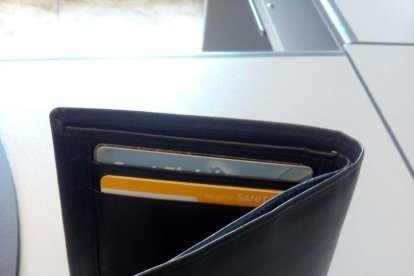 2. La cartera amb la documentació i les targetes (de dèbit, no de crèdit...).
