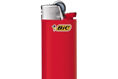 9 i 10. A la meva bossa hi tinc sempre un encenedor, tot i no fumar, i una llanterna de les recarregables: el foc és el que ens va fer arrencar i mai se sap quan et farà falta, com la llum.