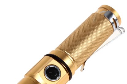 9 i 10. A la meva bossa hi tinc sempre un encenedor, tot i no fumar, i una llanterna de les recarregables: el foc és el que ens va fer arrencar i mai se sap quan et farà falta, com la llum.