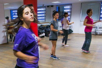 Els dies previs a la festa major de la capital l'Esbart Dansaire i la Gresca Gegantera van tenir una activitat frenètica.