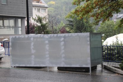 Prova pilot del Comú amb els contenidors i els plafons on s'exposaran les fotografies guanyadores del concurs