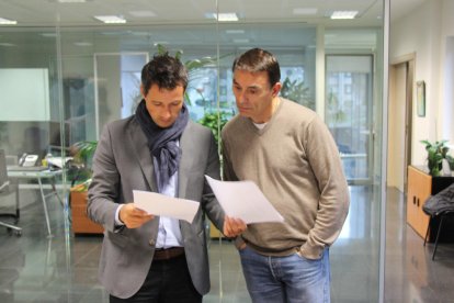 El conseller de Medi Ambient i Innovació del Comú d'Andorra la Vella, David Astrié, consulta les bases del concurs de fotografia amb un tècnic