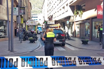 La policia desallotja un carrer de la capital per un explosiu