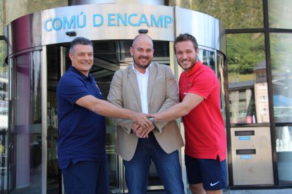 Encaixada de mans entre l'entrenador del Barça Lassa d'handbol, Xavi Pascual, el cònsol major d'Encamp, Jordi Torres, i el capità de l'equip, Víctor Tomàs