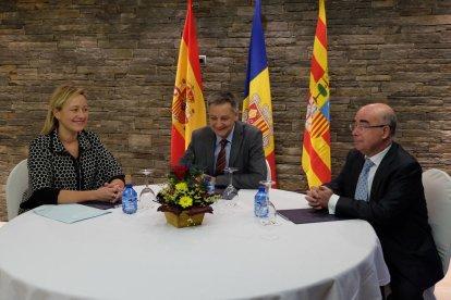 Reunió prèvia entre la consellera d'Economia, el ministre d'Afers Exteriors i l'ambaixador Manuel Montobbio.