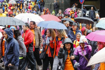 Set-centes persones desafien la pluja contra el càncer