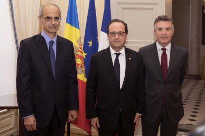El cap de Govern, Toni Martí, el copríncep francès, François Hollande i el síndic general, Vicenç Mateu, durant la reunió mantinguda a l'Elisi.