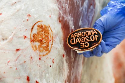 El veterinari de Salut marca la carn com a apte per al consum si tot és correcte.