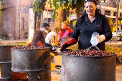 Preparatiu de la castanyada popular a Encamp