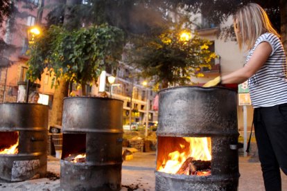 Preparatiu de la castanyada popular a Encamp