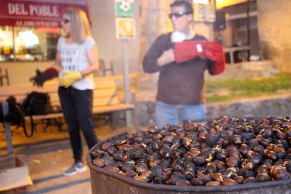 Preparatiu de la castanyada popular a Encamp