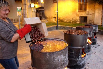Preparatiu de la castanyada popular a Encamp