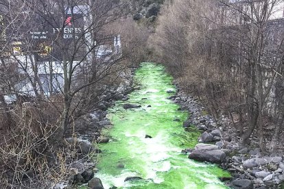 La coloració verda del Valira crea alarma a Andorra i fora