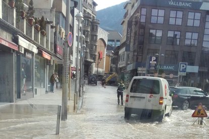 Una canonada rebenta davant del comú d'Andorra la Vella
