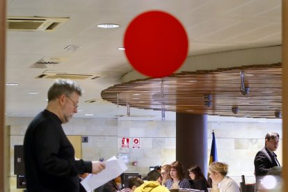 El Govern obre la porta a fer fixos 300 funcionaris