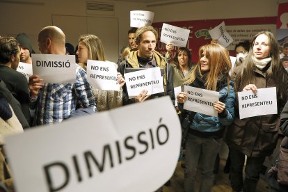 Un centenar de monitors protesta contra  la junta de l'associació
