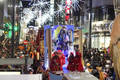 Imatges de la cavalcada dels Reis Mags a Andorra la Vella i Escaldes-Engordany