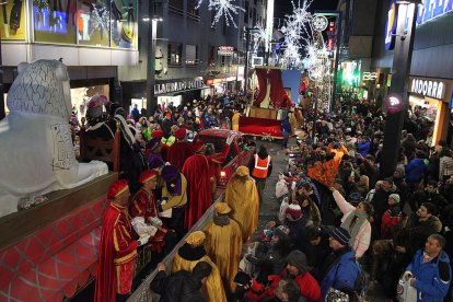 Imatges de la cavalcada dels Reis Mags a Andorra la Vella i Escaldes-Engordany