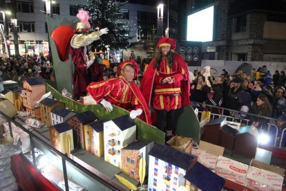 Imatges de la cavalcada dels Reis Mags a Andorra la Vella i Escaldes-Engordany