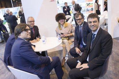 Visita de Carmen Cervera a l'estand de Fitur, amb presència dels representants d'Andorra Turisme i l'ambaixador d'Andorra a Madrid.