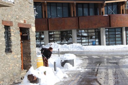 Una veïna treballant en la treta de neu
