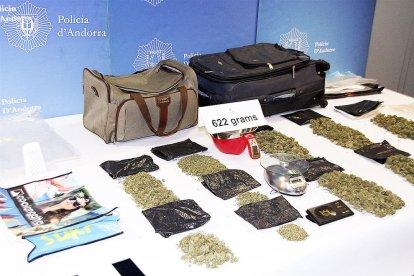 La policia deté un 'camell' i comissa 622 grams de marihuana