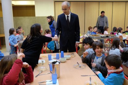 El cap de Govern, Toni Martí, saludant una alumna durant la visita a les instal·lacions.