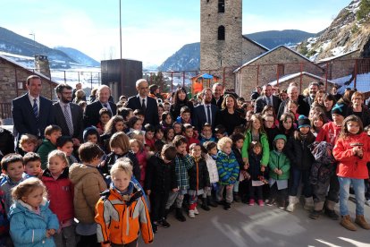 Foto de família durant la inauguració de les noves escoles de Canillo.