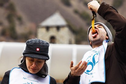 Assistents menjant calçots a la Plaça del Poble.