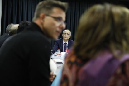 Un moment de la reunió entre els cònsols i el Govern aquest dilluns