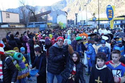 Els escolars del país surten al carrer per celebrar el Carnaval