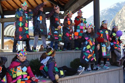 Els escolars del país surten al carrer per celebrar el Carnaval