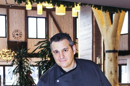 Laurent Chiaramonti, cuiner del restaurant El Refugi Alpí, amb la 'tartiflette'.