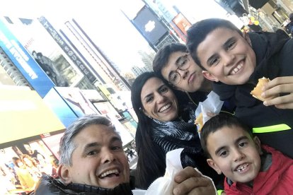 2. I, per la resta, la família és essencial. Aquesta és la meva dona i els meus tres fills.