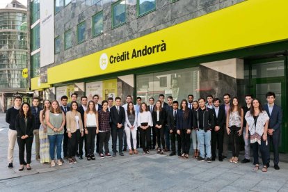 Els bancs del país inicien els programes de pràctiques d'estiu per a joves