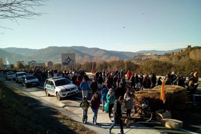 Cues de tres quilòmetres pel tall a la N-145 per la vaga