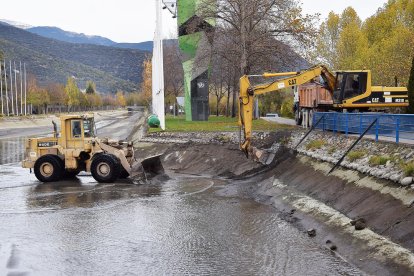Buidat el canal del Parc del Segre per fer-hi manteniment