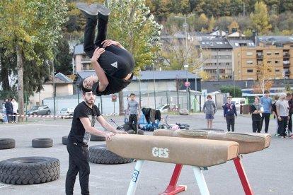 Salts mortals d'adolescents al Parc Central per sentir-se lliures