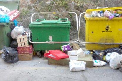 Veïns del centre de la capital denuncien l'acumulació de brossa