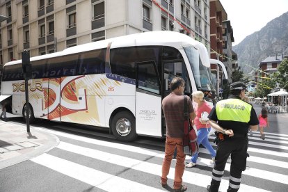 Un autobús sense benzina complica la circulació