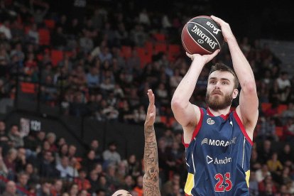 El MoraBanc fa patir el campió però perd a la pròrroga