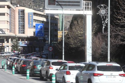 L'inici del pont provoca retencions de 23 quilòmetres