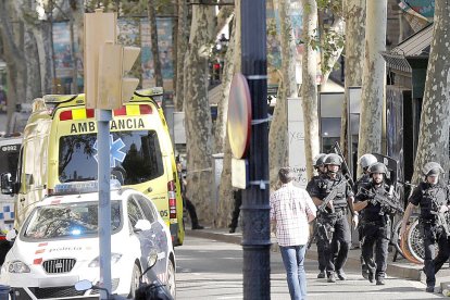 Almenys 13 morts i un centenar de ferits