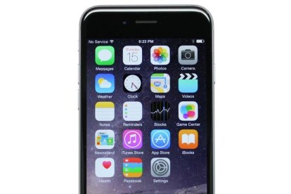 2. El mòbil, imprescindible: hi estic molt enganxat, tant per feina com per vida personal. Però no dormo amb ell!