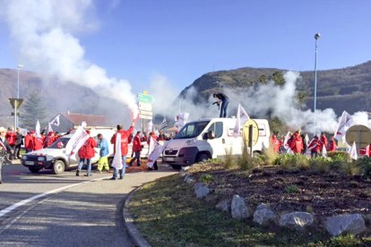 Un centenar d'estanquers gals protesten pel diferencial de preus