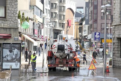 Inundació i tall d'aigua a la capital per un tub foradat