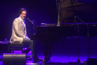 Un auditori emocionat aclama Rufus Wainwright