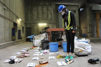La cap d'Àrea de Gestió i Control Ambiental i Seguretat Industrial, Sílvia Ferrer, amb les deixalles que es classifiquen.