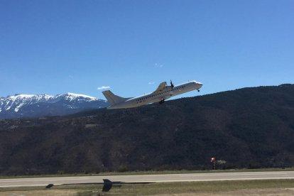 Un vol de prova a l'aeroport Andorra-la Seu.