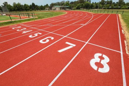 8. L'atletisme, un imprescindible absolut. El practico des dels 14 anys. 9. Empro molt el mòbil, hi estic massa endollat...